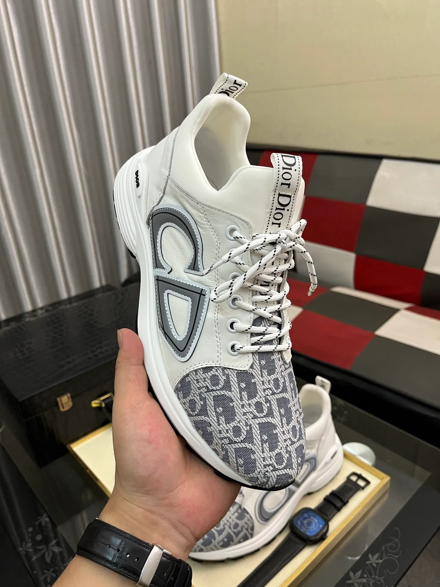 Men's clothing and shoes 💰458⌚️⌚️ Dior's casual and sporty style is combined with the elements of dad bag-soled shoes. It has successfully broken through the dad shoe style that has been on the streets in recent years and has become a beautiful landscape in luxury goods. The fabric is high mercerized with breathable mesh. The mesh on both sides of the shoe is made of three layers of composite technology. The bottom process uses package molding fabrics: imported high mercerized 🐂 cowhide stitching with original customized D-shaped mesh code number: 38-445️⃣Colors available